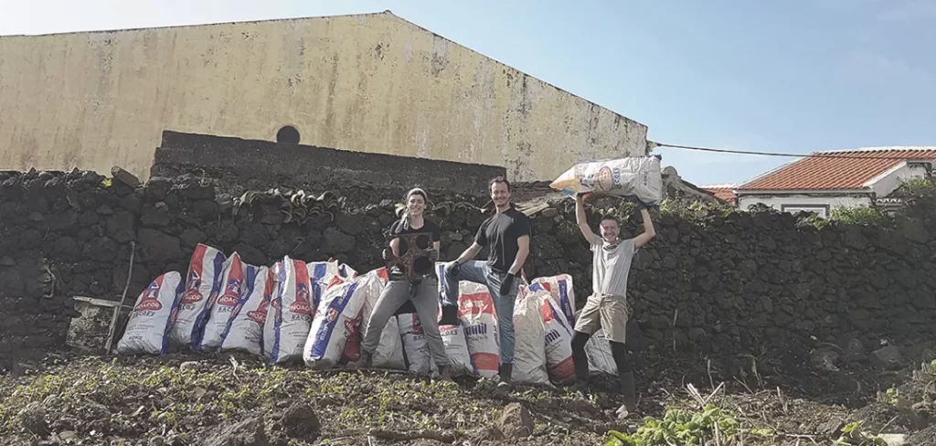 workaway-volunteers-holding-bags.