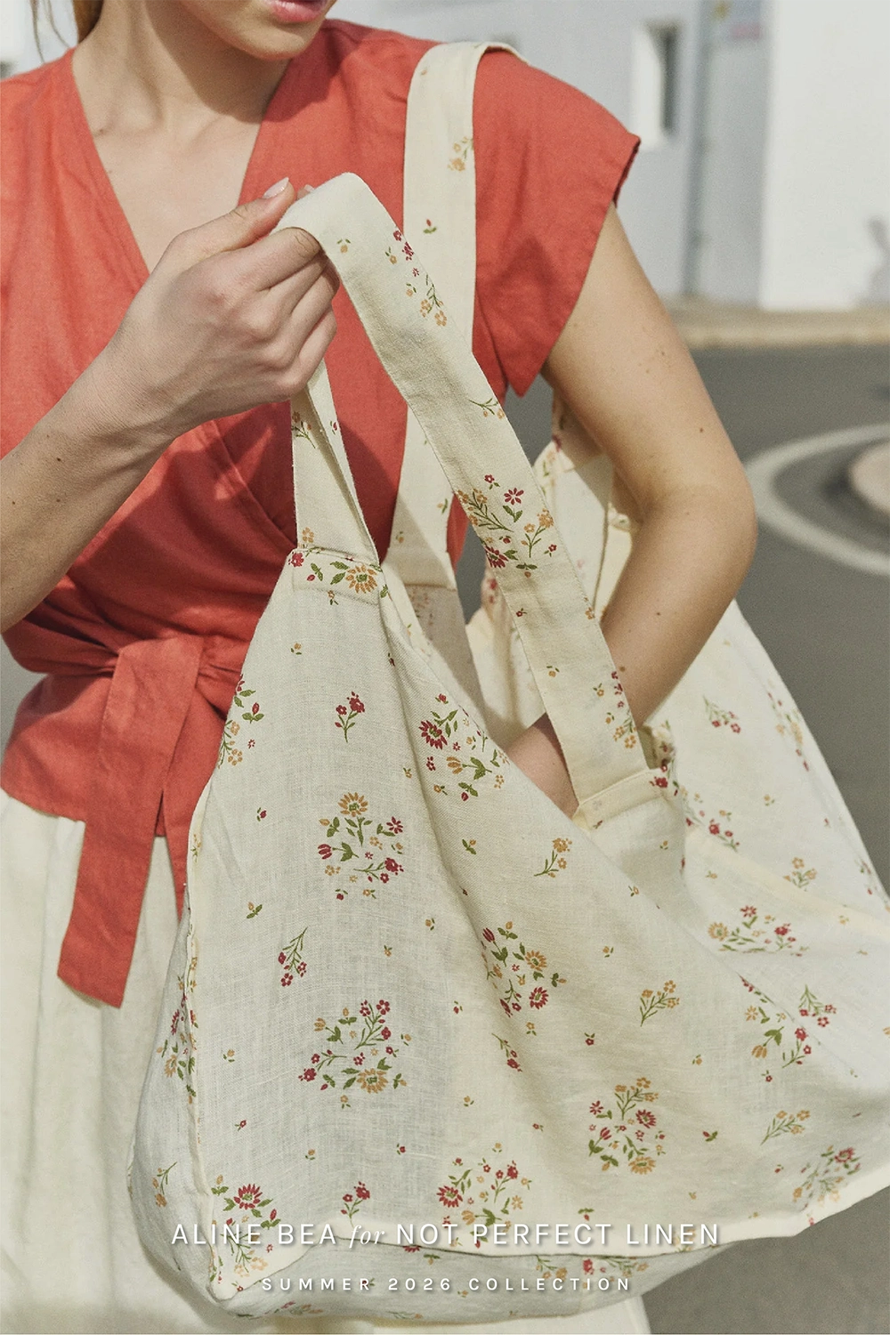 model-wearing-floral-pattern-design-by-AlineBea-on-Not_perfect_linen-bag